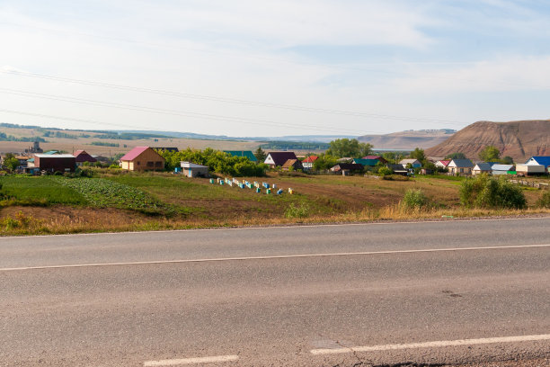 高速公路附近的一个有养蜂场的村庄。图片下载