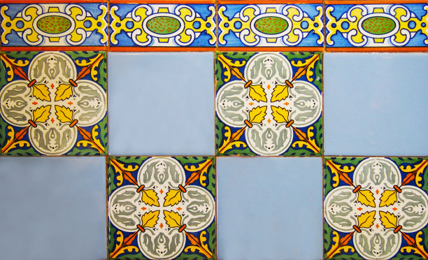 老房子立面传统瓷砖的细节。装饰瓷砖。瓦伦西亚传统瓷砖。花卉装饰。图片下载