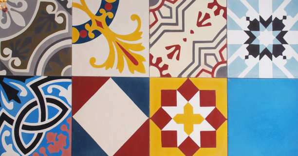 老房子立面传统瓷砖的细节。装饰瓷砖。瓦伦西亚传统瓷砖。花卉装饰。图片下载