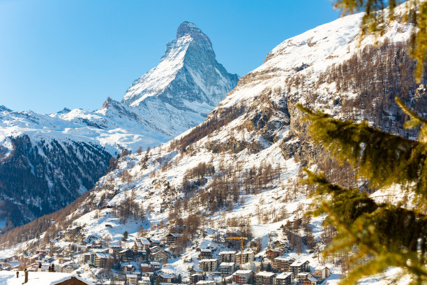 冬季的阿尔卑斯山小镇泽马特的背景下，积雪覆盖的马特洪峰，瑞士图片下载