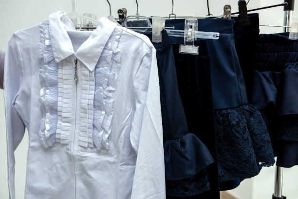 漂亮的童装挂在童装店的衣架上。图片下载