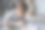 一天，一个白人男孩躺在家里的地板上读着一本书的封面，复印空间真实的人的教育理念素材图片