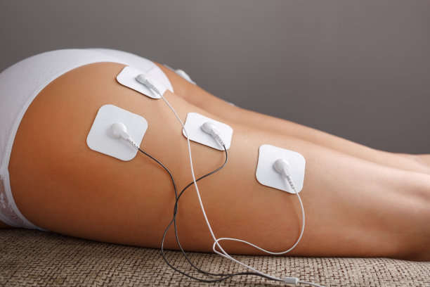 在美容院进行腿部肌肉刺激手术。图片下载