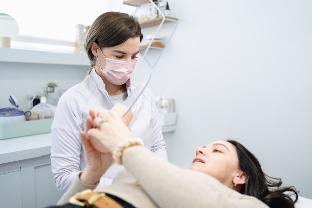 修眉师在水疗中心工作图片下载