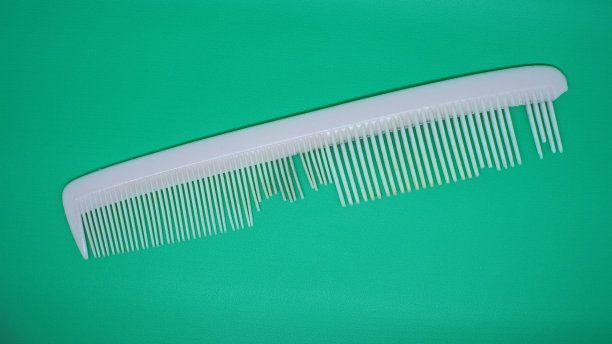 一把坏了的粉红色梳子图片下载