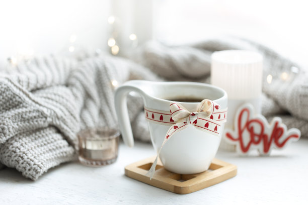 情人节的喜庆构图，杯子和装饰细节。图片下载