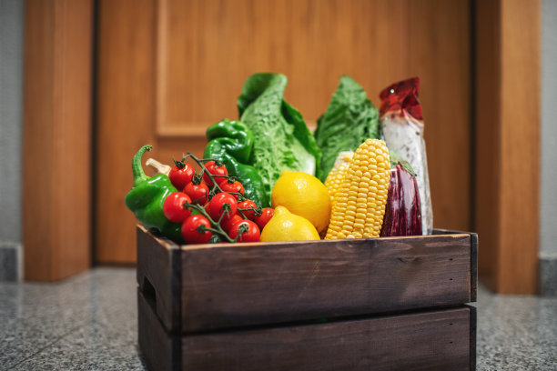 食品购物箱伫立在房子或公寓的门口。检疫和自我隔离期间的蔬菜和水果配送图片下载