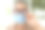 妇女在室内擦拭因戴医用口罩造成的雾状眼镜，特写图片下载