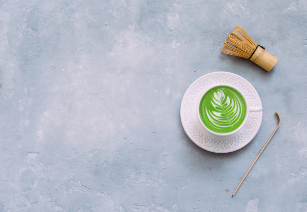 绿色抹茶拿铁饮品及配件。日本茶道的概念。泡抹茶用的茶茶勺和茶竹打蛋器。图片下载