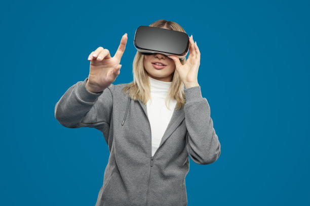 与虚拟界面互动的金发女人图片下载