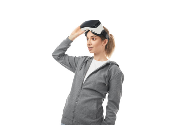 戴着VR头盔的年轻女子图片下载