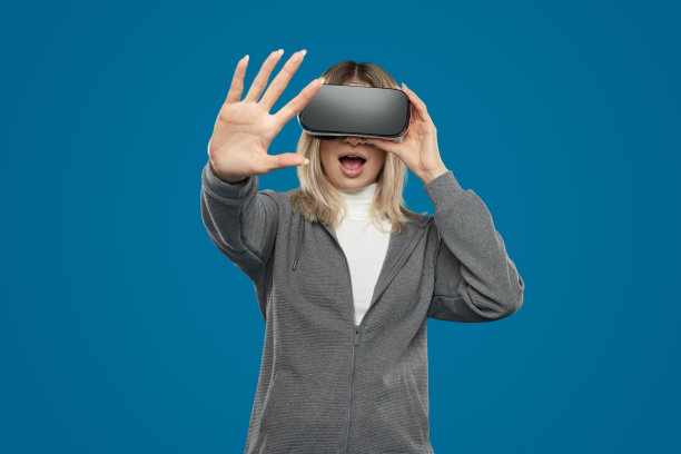 神奇的女人在探索虚拟现实图片下载