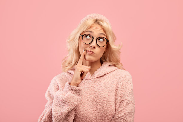 沉思的金发女士的肖像看着复印空间，思考美好的促销或有趣的提议图片下载