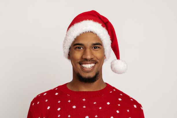 在圣诞老人帽子的快乐的非洲裔美国人的特写肖像图片下载
