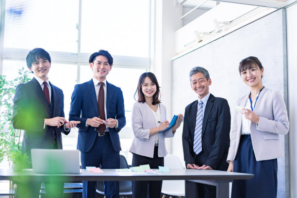 商务人士在办公室里讨论图片下载