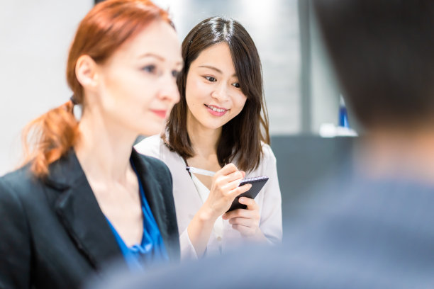 一位外国妇女和她的翻译在一次会议上发言图片下载