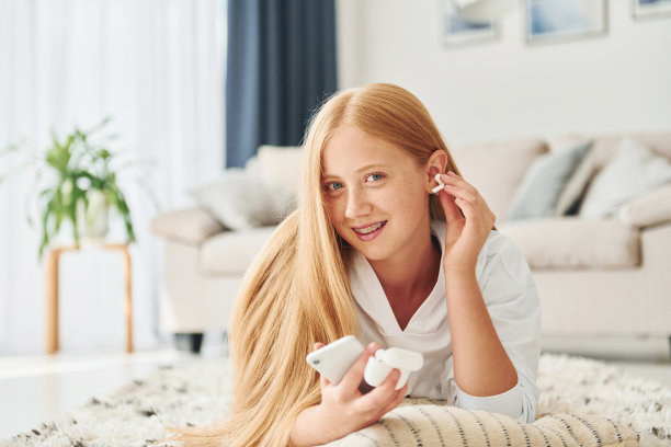 漂亮的年轻女人白天在家图片下载