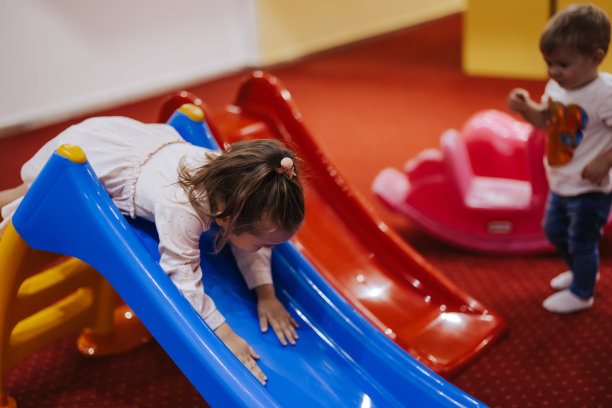 快乐的孩子们在游戏室里滑雪橇图片下载