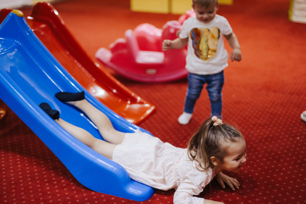 快乐的孩子们在游戏室里滑雪橇图片下载