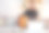 使用笔记本电脑。一个穿着便服，拿着原声吉他的男人在室内图片下载