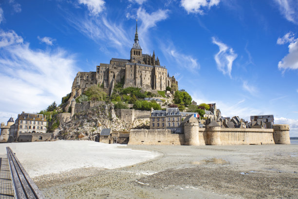 法国诺曼底的圣米歇尔山大教堂，美丽的历史建筑，旅游景点图片下载