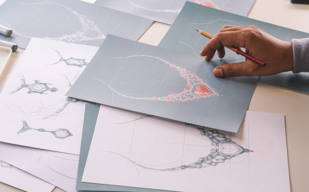 设计师设计钻石首饰绘图sketchesÂ制作worksÂ工艺独特的手工奢侈品项链产品创意。图片下载