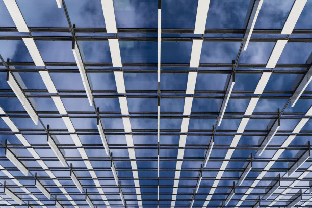 当代玻璃摩天大楼映照蓝天图片下载