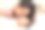 新亚洲妈妈玩可爱的新生婴儿在床上微笑和幸福在家里。妈妈和婴儿说话，亲吻婴儿的脸颊充满爱意。婴儿和母亲节的概念图片下载