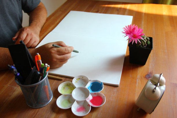 画家在白纸上画仙人掌图片下载