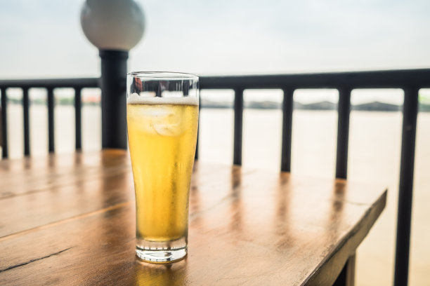 一杯冰啤酒图片下载