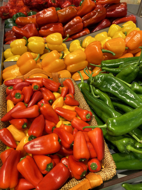 新鲜的黄色和红色有机柿子椒配墨西哥胡椒图片下载