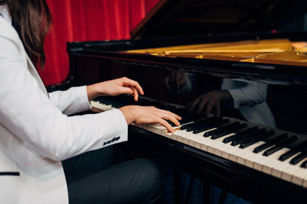 一个不知名的钢琴家练习钢琴技巧的特写镜头。图片下载