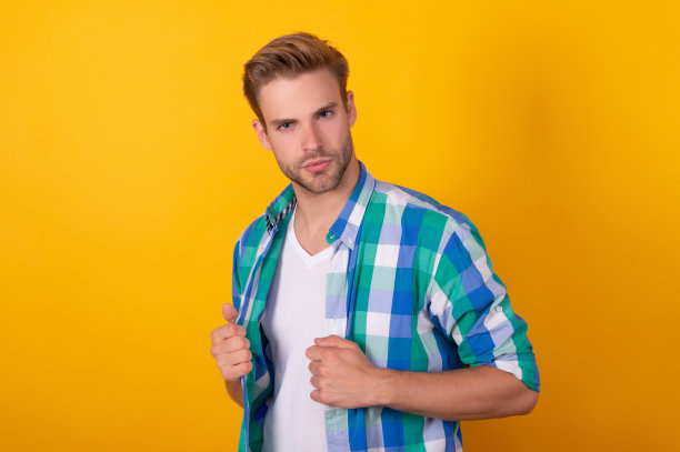 真的很帅。年轻人的肖像。青壮年黄色背景图片下载