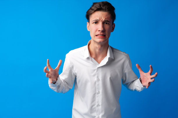 愤怒的少年在蓝色背景下大喊大叫图片下载