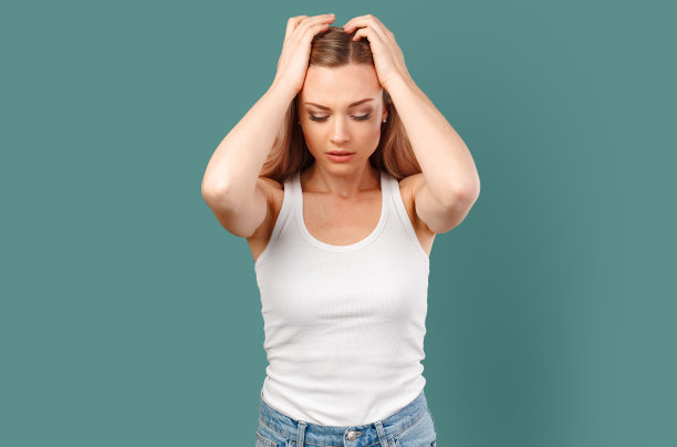 年轻漂亮的女人头痛孤立的颜色背景图片下载