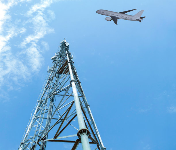 C波段5G移动基站，有飞机飞过。航空公司担心飞机高度表干扰的插图图片下载