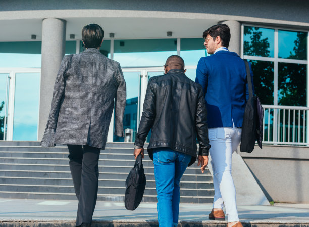 正装的商务同事走向工作场所的后视镜图片下载