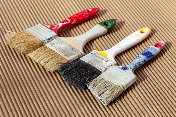 旧的红色油漆刷上了五颜六色的油漆。家居装修用油漆工具及配件。漆刷副本的空间图片下载