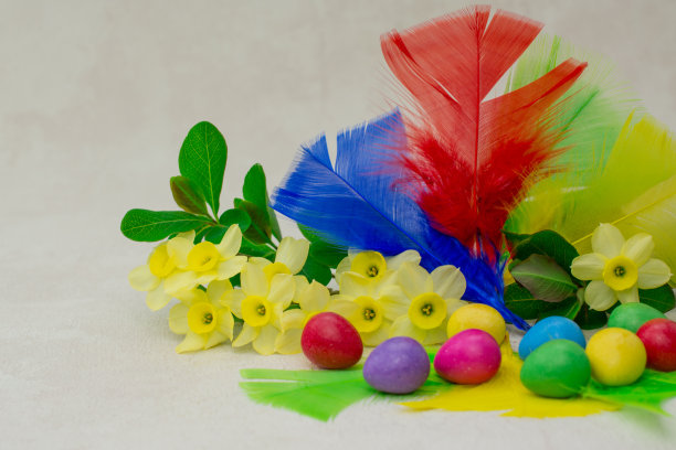 粉红色背景上的甜巧克力复活节彩蛋图片下载