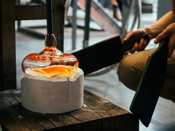 用热炬和玻璃吹管制作传统玻璃艺术图片下载