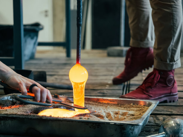 创造传统玻璃艺术。将玻璃模具熔化成砂型。图片下载