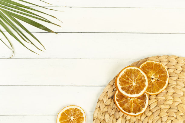 在木地板上放干橙子和叶子图片下载