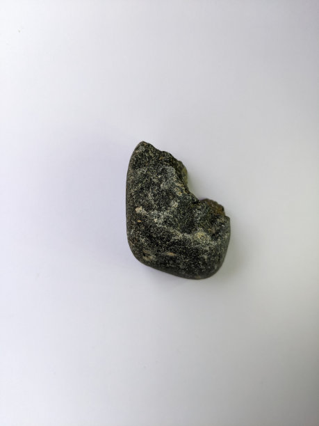 一块白色背景的天然石头图片下载