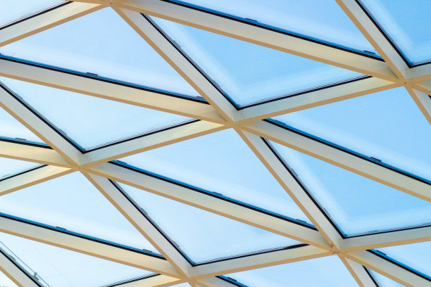 建筑屋顶上的玻璃穹顶碎片。几何的玻璃穹顶。现代天花板建筑图片下载