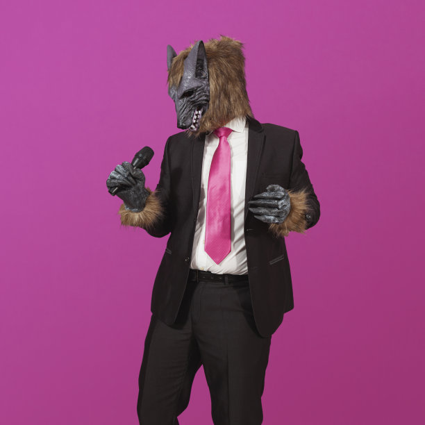 一个狼人在唱歌，看着旁边图片下载