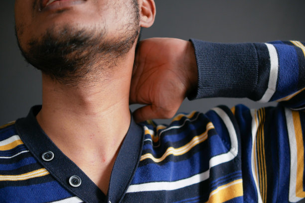 一名不明身份的男子喉咙疼痛图片下载