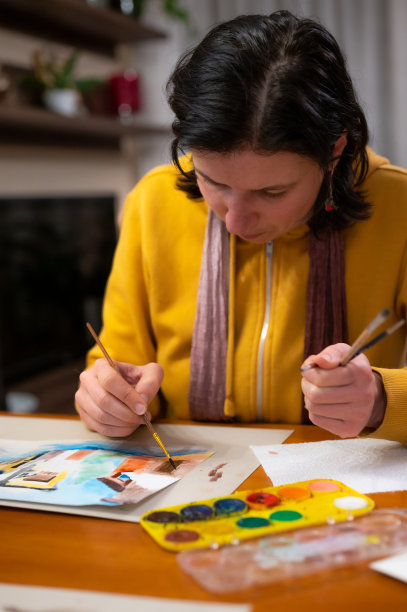 年轻女子在城市风景画水彩画图片下载