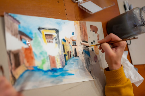 年轻女性在城市风景画水彩画图片下载