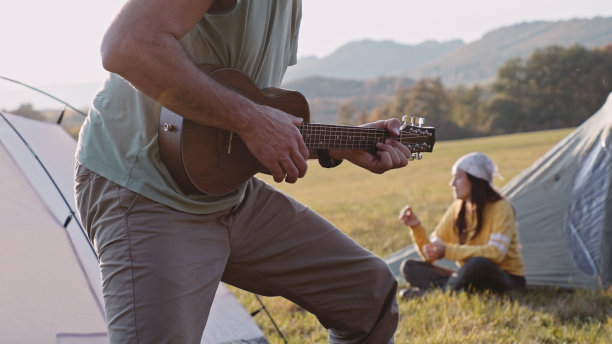 日落时分带帐篷在大自然中露营。秋天。图片下载