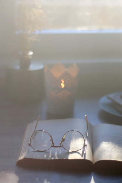 巧克力、书和蜡烛图片下载